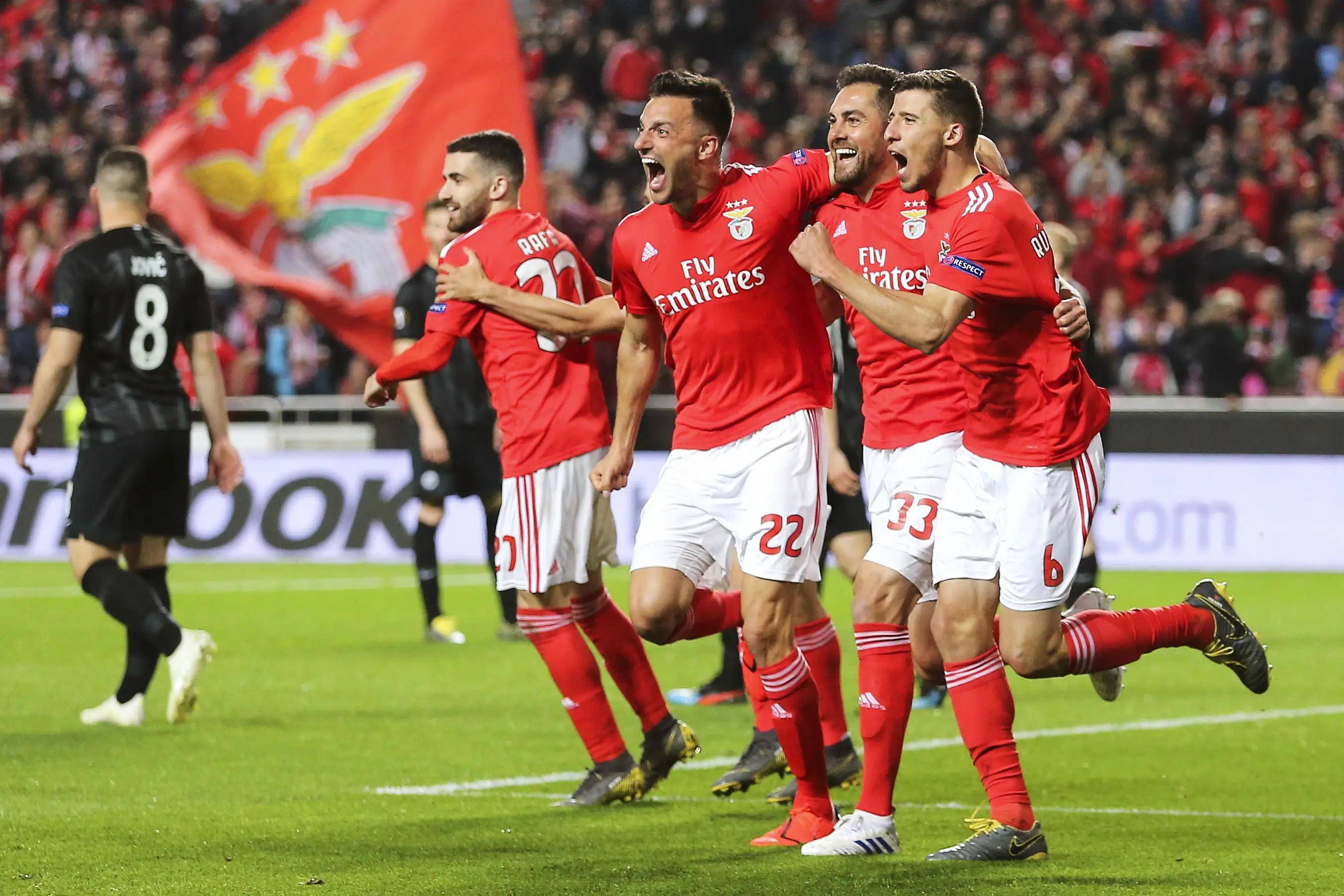 欧冠资格之战，球队拼尽全力争夺晋级机会